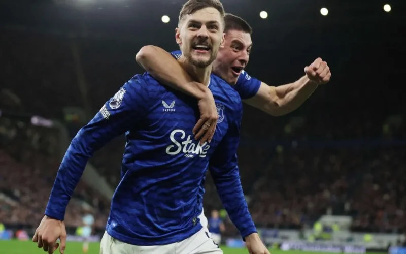 انتفاضة إيفرتون مستمرة في الدوري الإنجليزي وسندرلاند يحصد ثلاث نقاط غالية خارج ملعبه